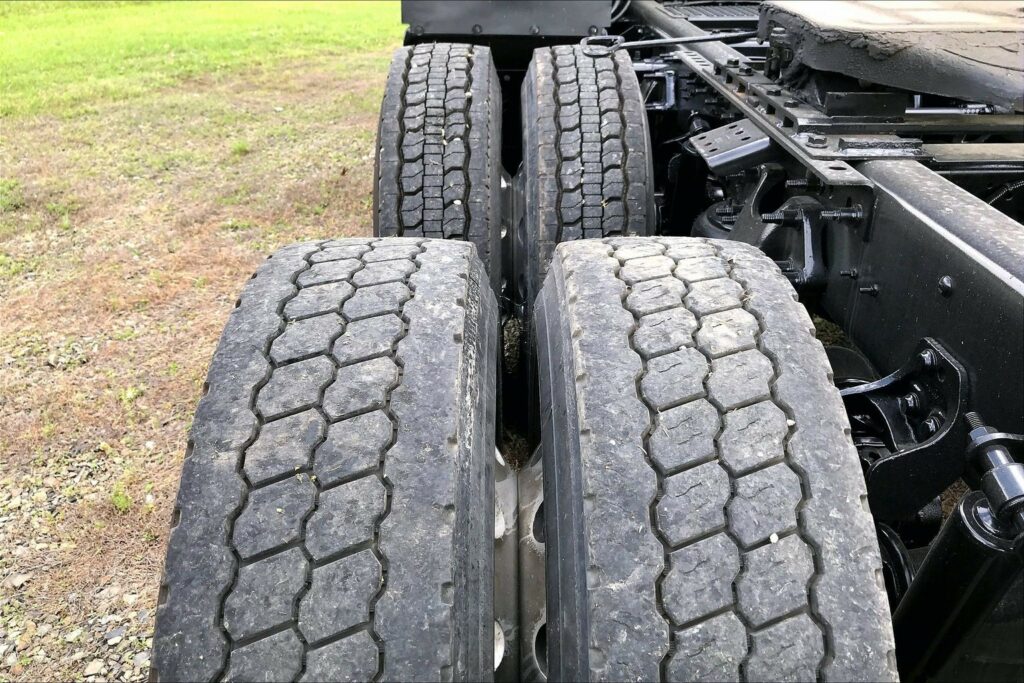 2022 CUM LT625 6×4 Sleeper