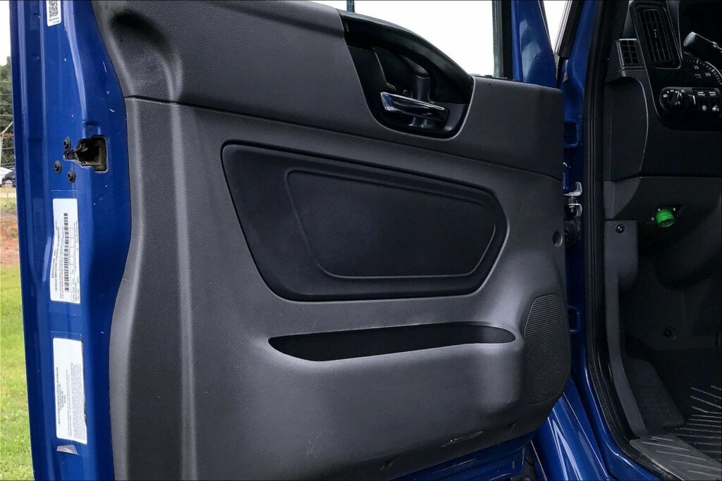 2022 CUM LT625 6×4 Sleeper
