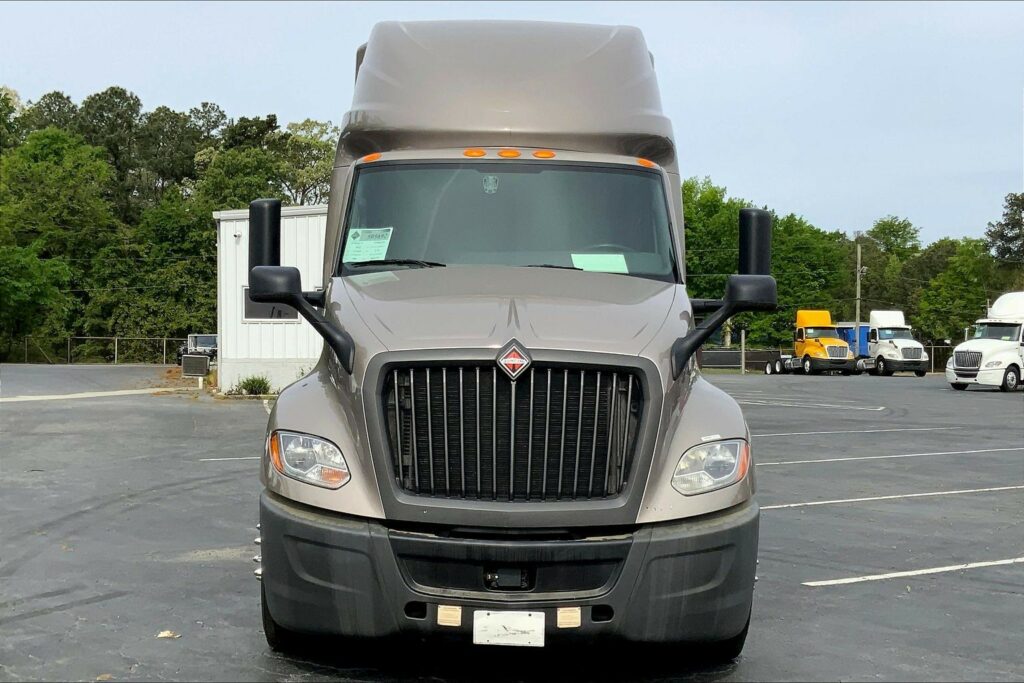 2022 CUM LT625 6×4 Sleeper