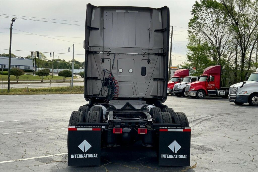 2022 CUM LT625 6×4 Sleeper