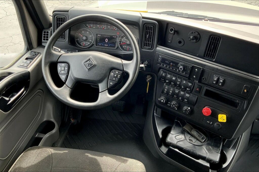 2022 CUM LT625 6×4 Sleeper