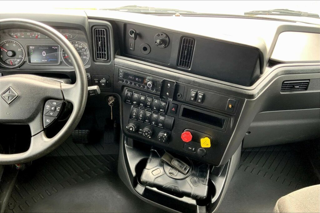 2022 CUM LT625 6×4 Sleeper