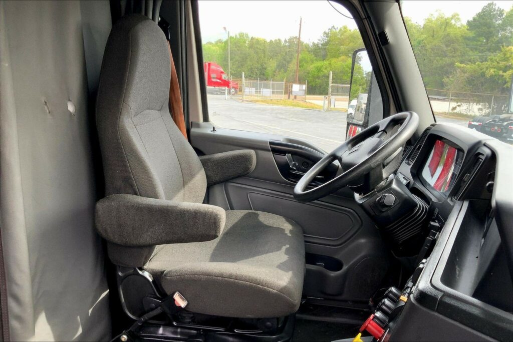 2022 CUM LT625 6×4 Sleeper