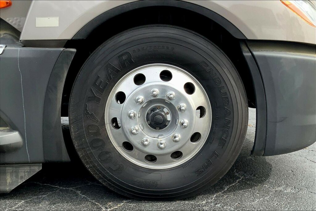 2022 CUM LT625 6×4 Sleeper