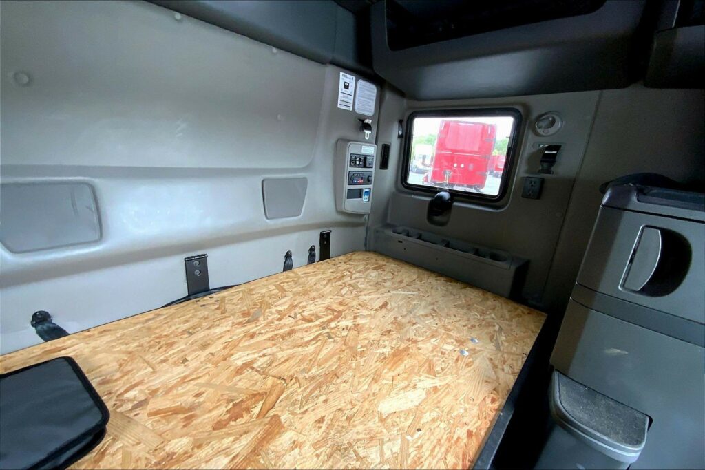 2022 CUM LT625 6×4 Sleeper