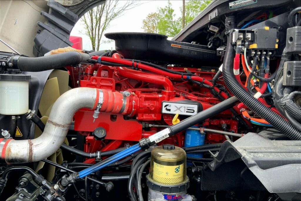 2022 CUM LT625 6×4 Sleeper