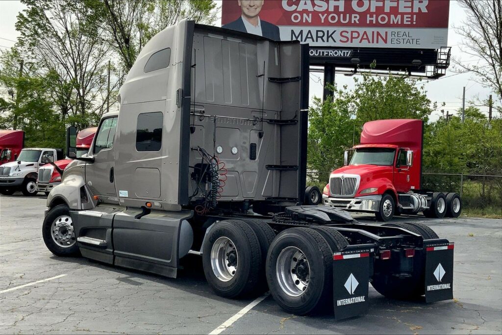 2022 CUM LT625 6×4 Sleeper