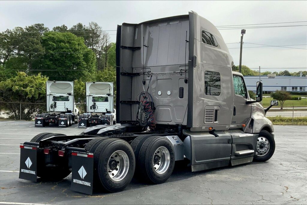 2022 CUM LT625 6×4 Sleeper