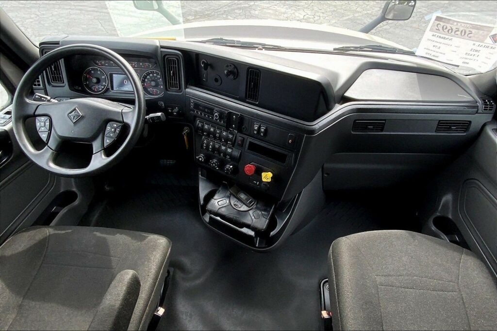 2022 CUM LT625 6×4 Sleeper