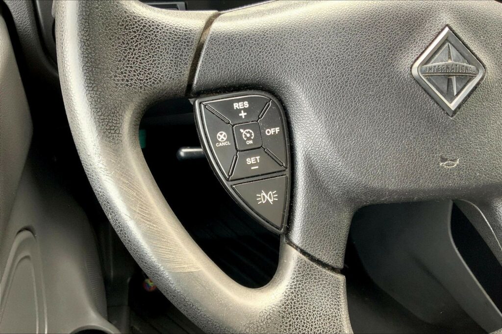 2022 CUM LT625 6×4 Sleeper