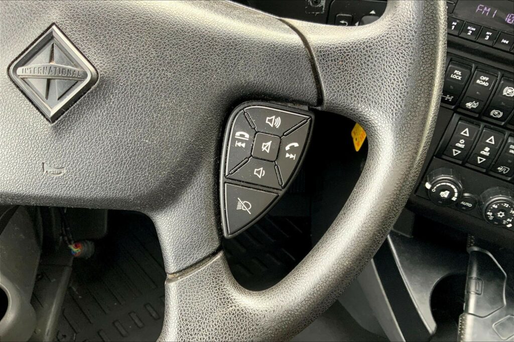 2022 CUM LT625 6×4 Sleeper