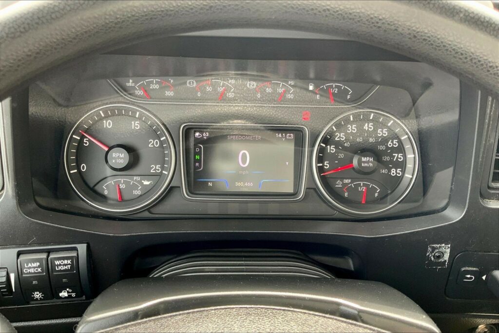 2022 CUM LT625 6×4 Sleeper