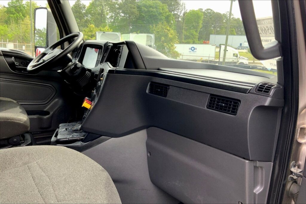 2022 CUM LT625 6×4 Sleeper