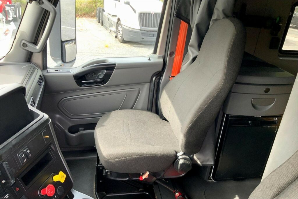 2022 CUM LT625 6×4 Sleeper