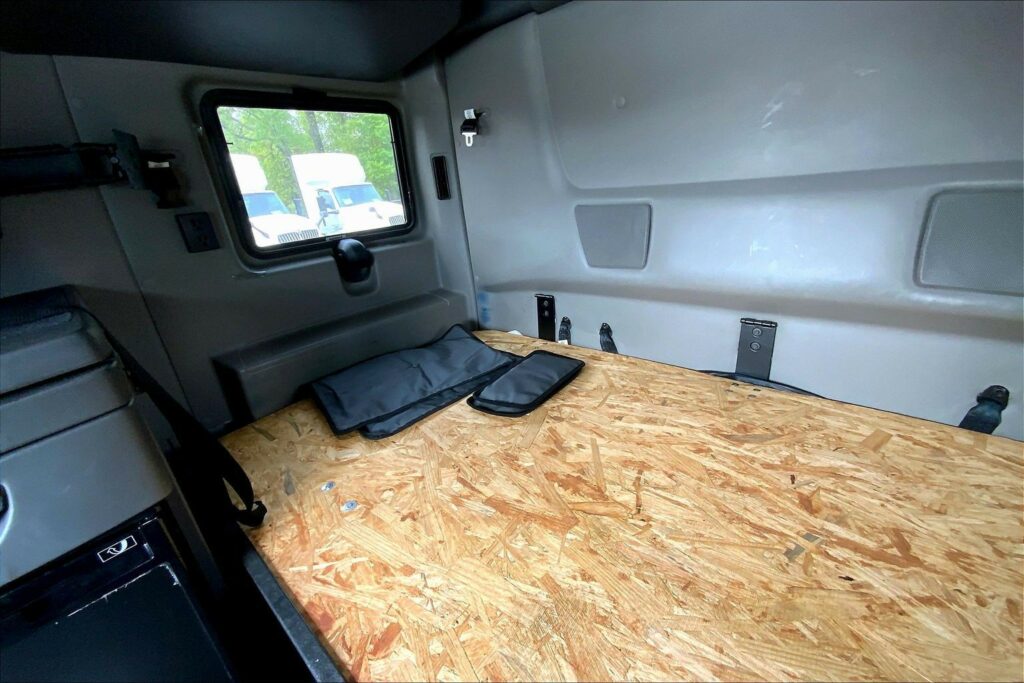 2022 CUM LT625 6×4 Sleeper