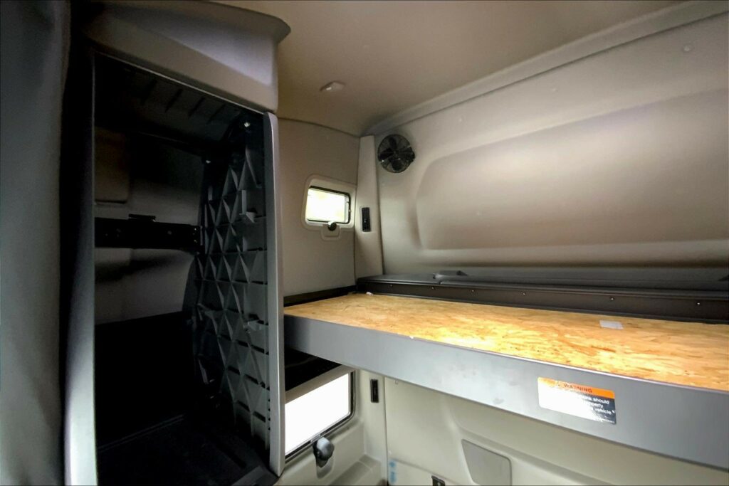 2022 CUM LT625 6×4 Sleeper