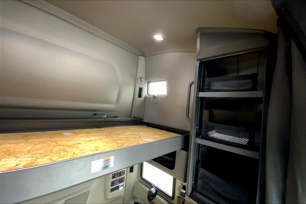 2022 CUM LT625 6×4 Sleeper