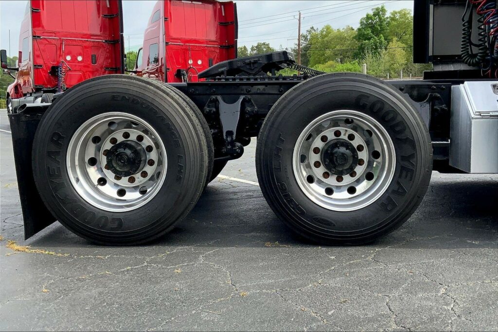 2022 CUM LT625 6×4 Sleeper