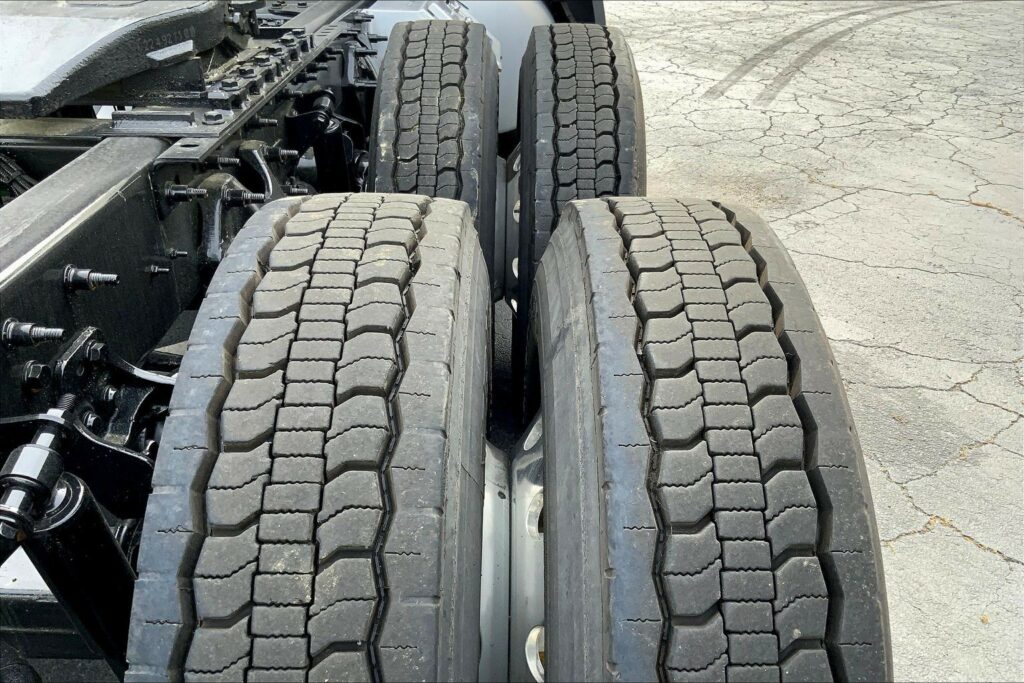 2022 CUM LT625 6×4 Sleeper