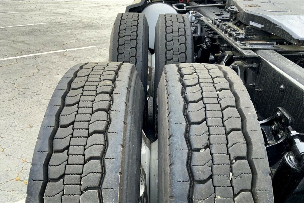 2022 CUM LT625 6×4 Sleeper