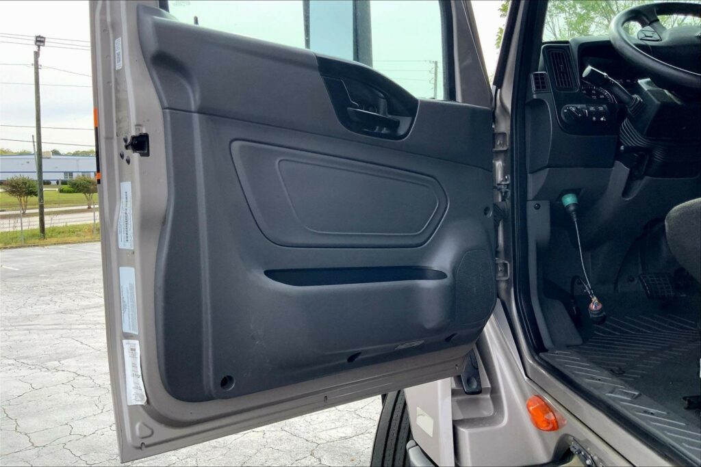 2022 CUM LT625 6×4 Sleeper