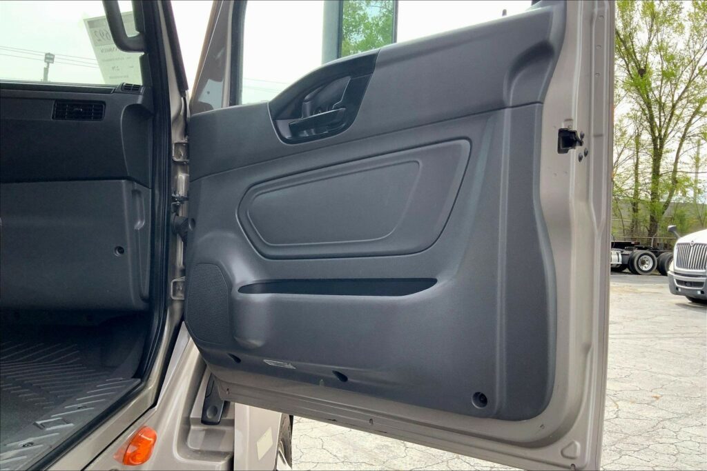 2022 CUM LT625 6×4 Sleeper