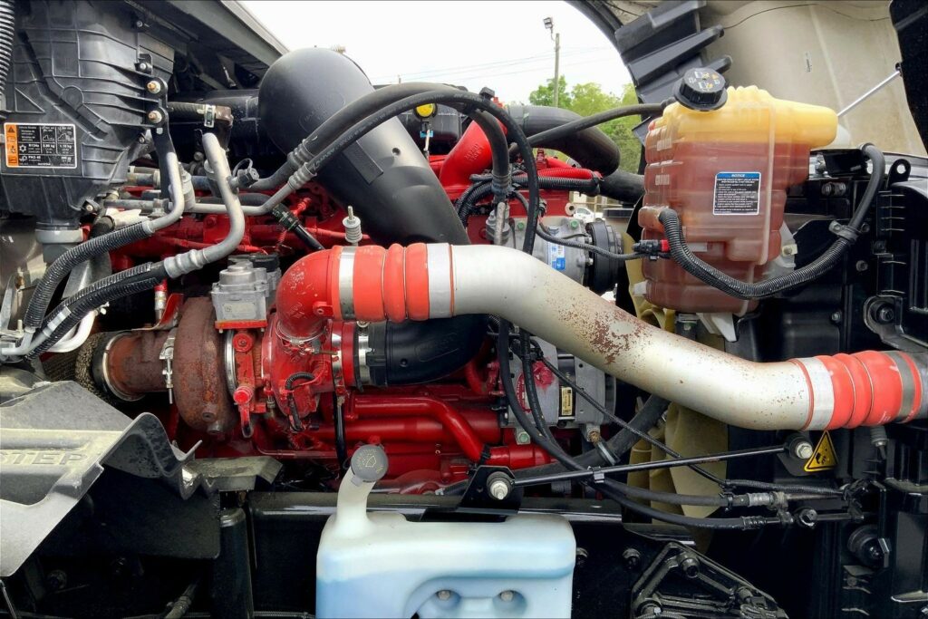 2022 CUM LT625 6×4 Sleeper