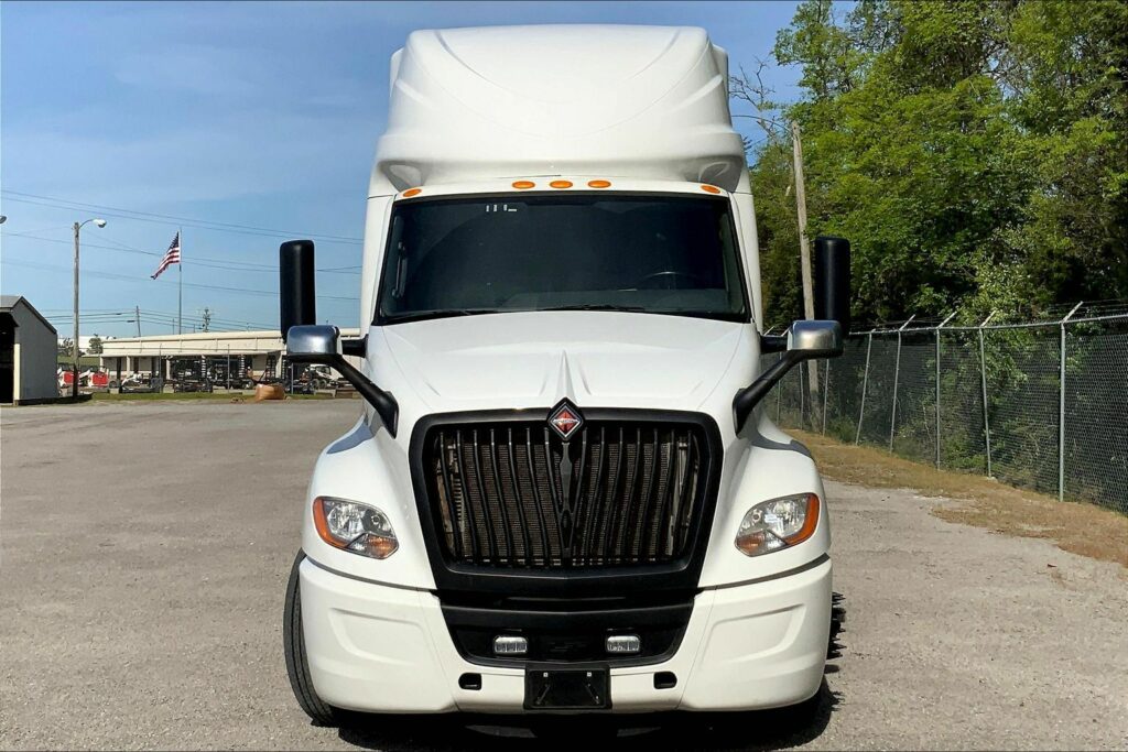 2024 CUM LT625 6X4 Sleeper