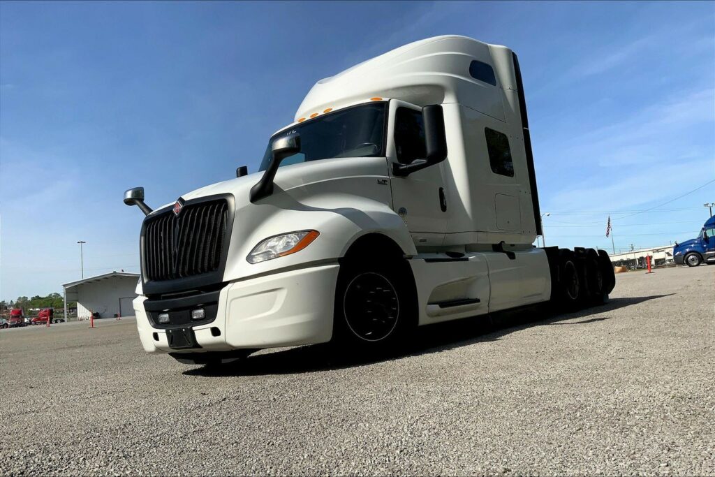 2024 CUM LT625 6X4 Sleeper