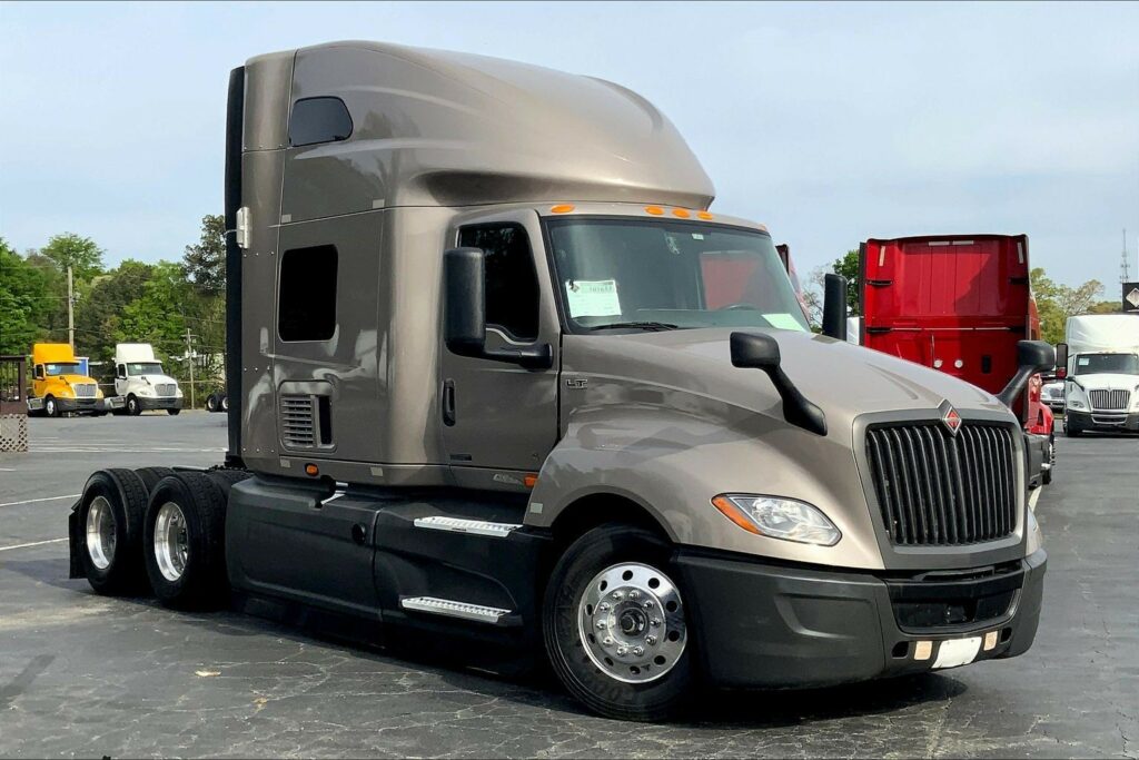 2022 CUM LT625 6×4 Sleeper
