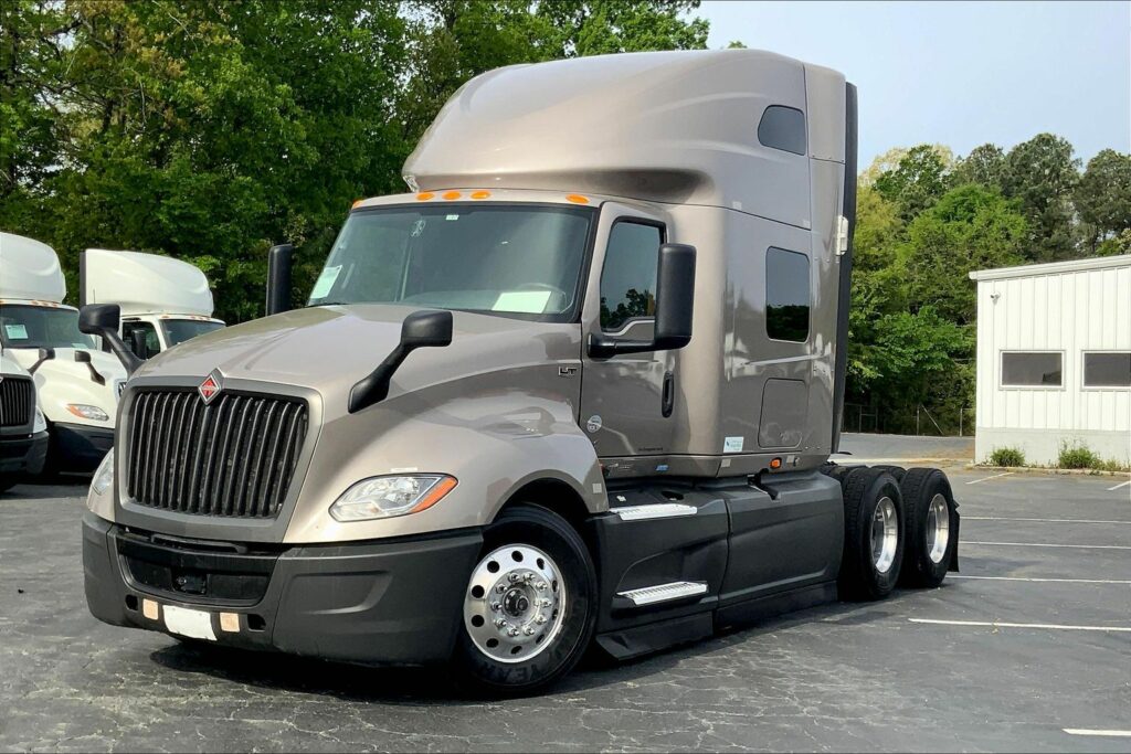 2022 CUM LT625 6×4 Sleeper