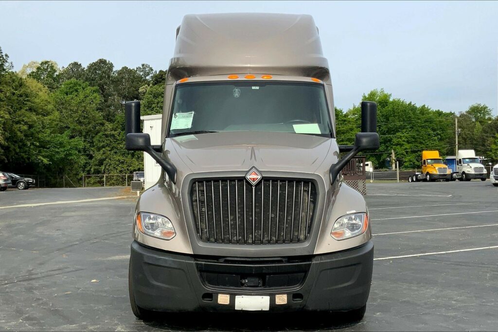 2022 CUM LT625 6×4 Sleeper