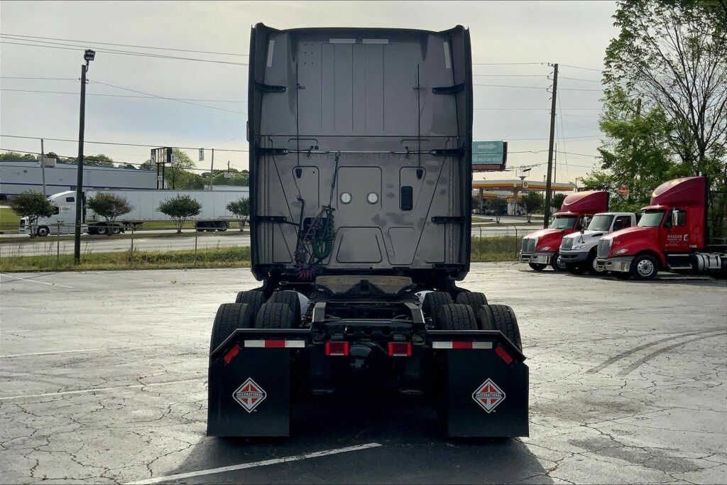 2022 CUM LT625 6×4 Sleeper