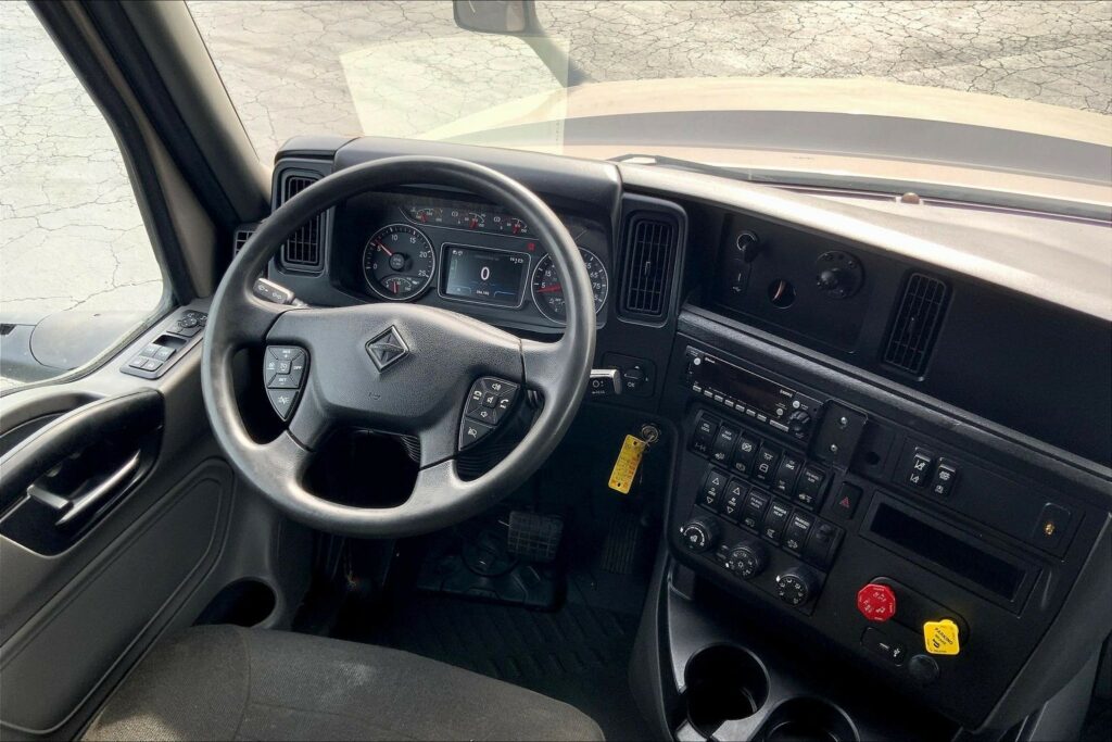 2022 CUM LT625 6×4 Sleeper