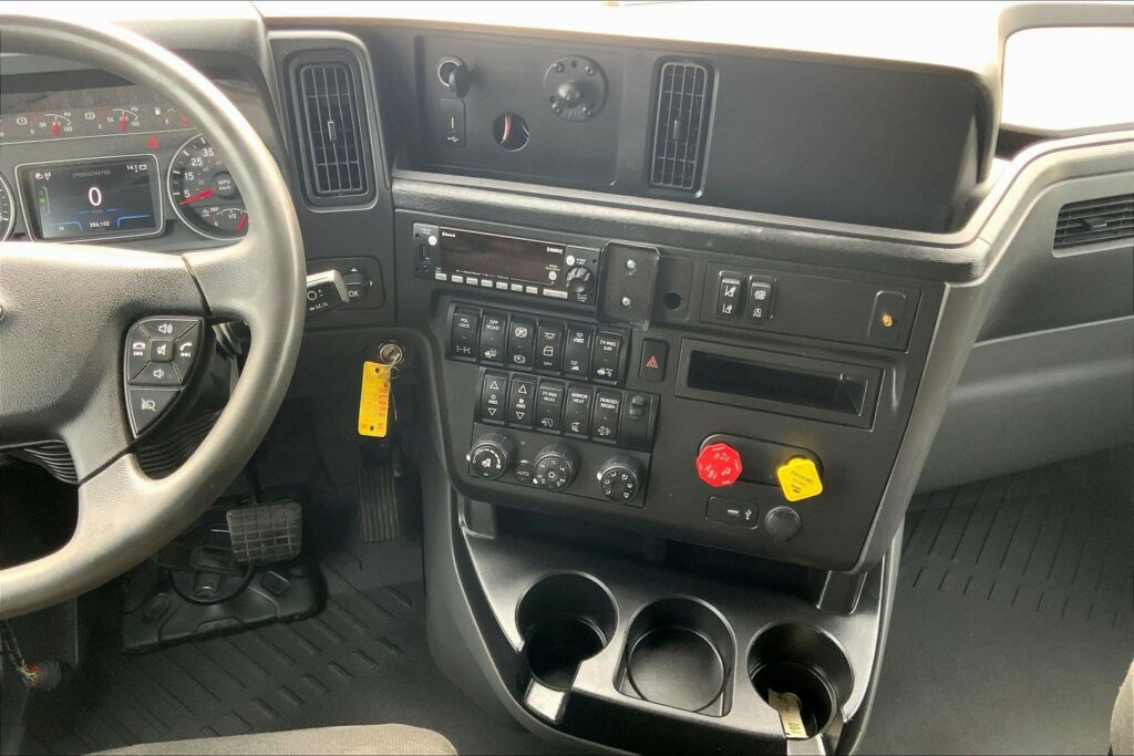 2022 CUM LT625 6×4 Sleeper