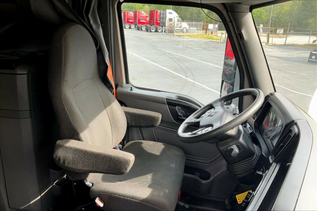 2022 CUM LT625 6×4 Sleeper