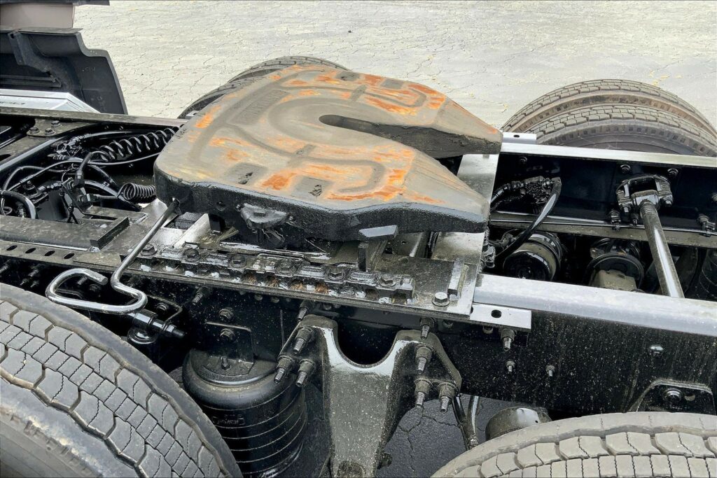 2022 CUM LT625 6×4 Sleeper