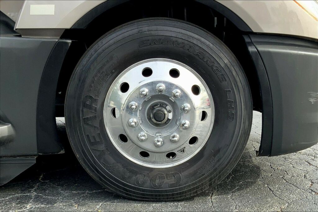 2022 CUM LT625 6×4 Sleeper