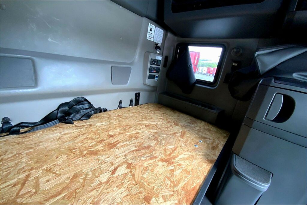 2022 CUM LT625 6×4 Sleeper