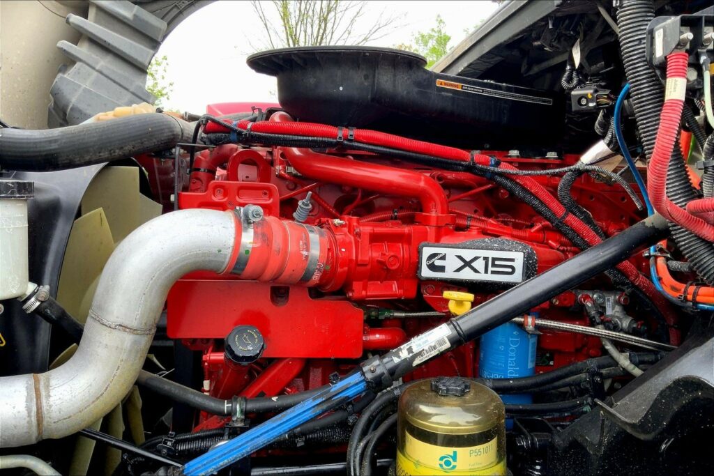 2022 CUM LT625 6×4 Sleeper