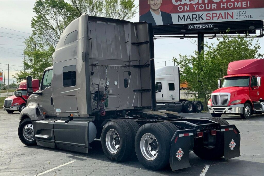 2022 CUM LT625 6×4 Sleeper