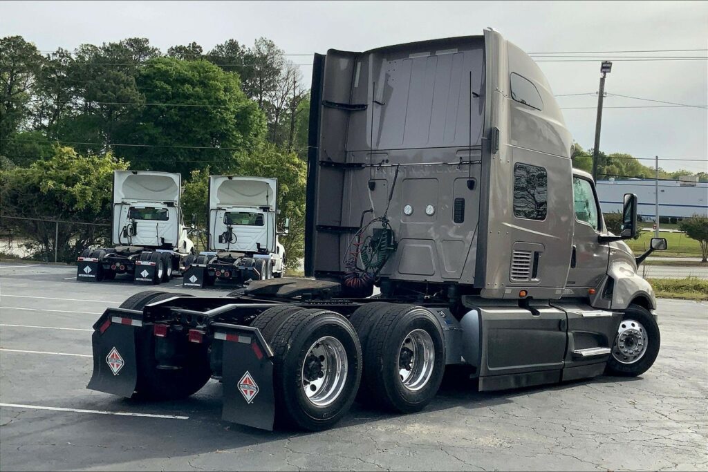 2022 CUM LT625 6×4 Sleeper