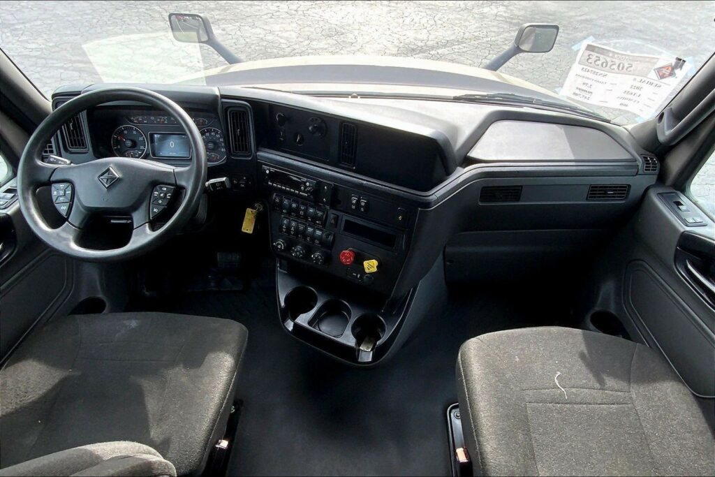 2022 CUM LT625 6×4 Sleeper