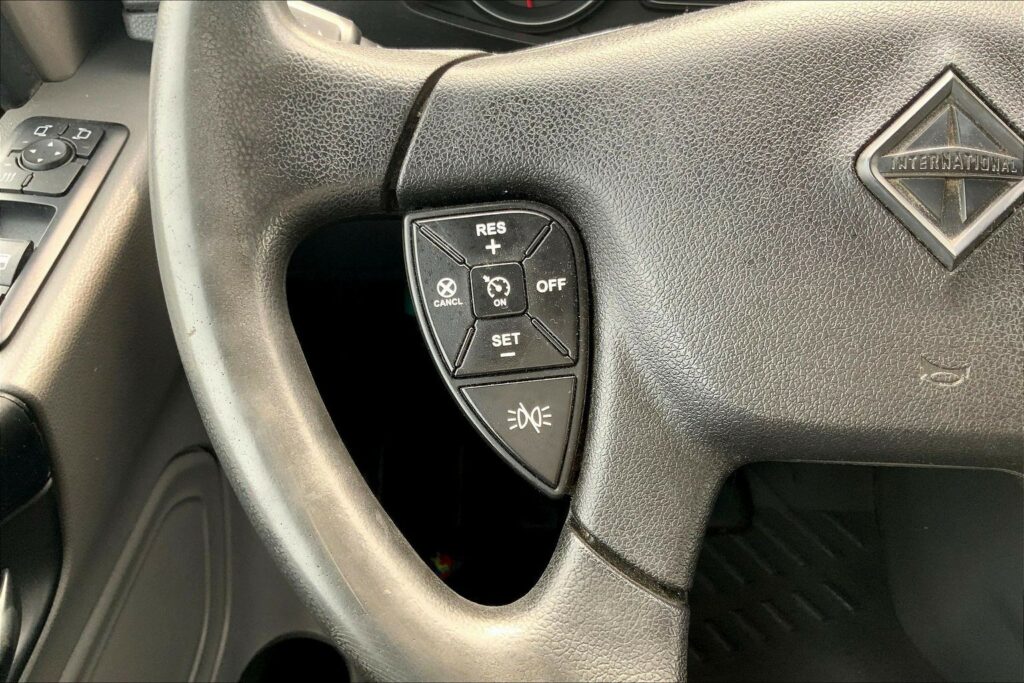 2022 CUM LT625 6×4 Sleeper