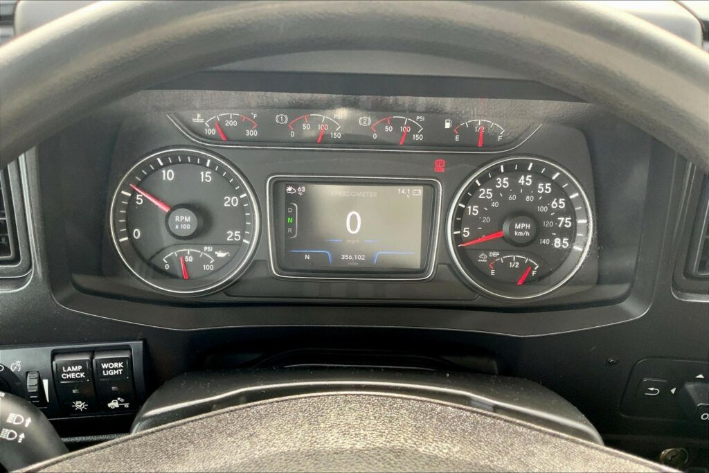 2022 CUM LT625 6×4 Sleeper