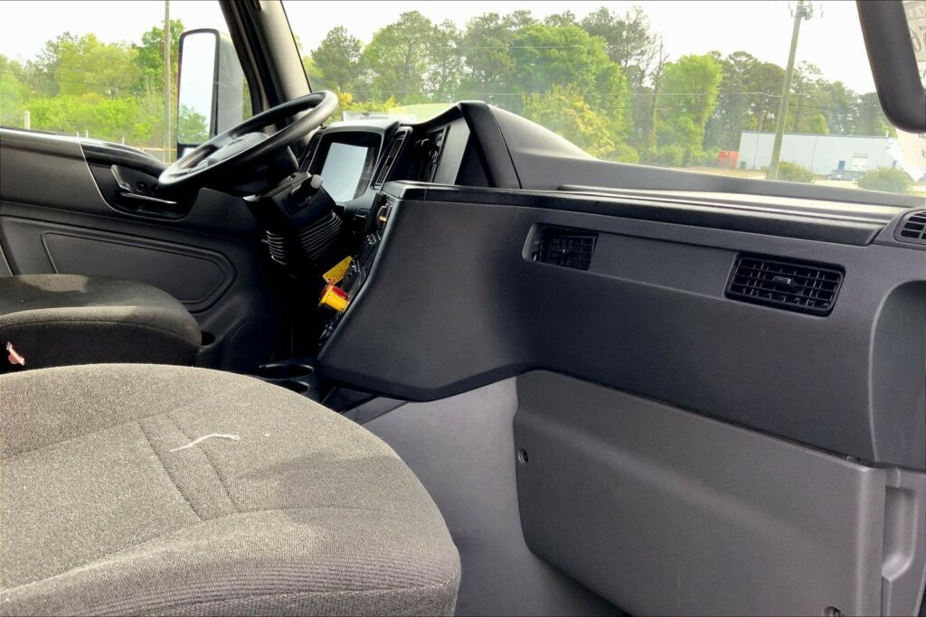 2022 CUM LT625 6×4 Sleeper