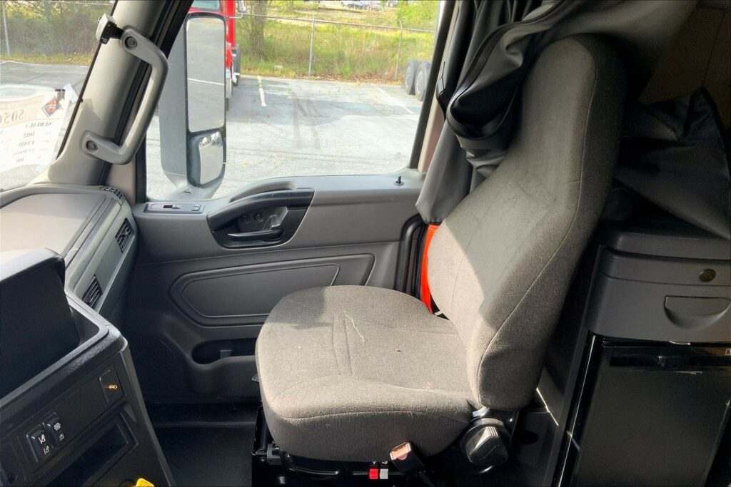 2022 CUM LT625 6×4 Sleeper