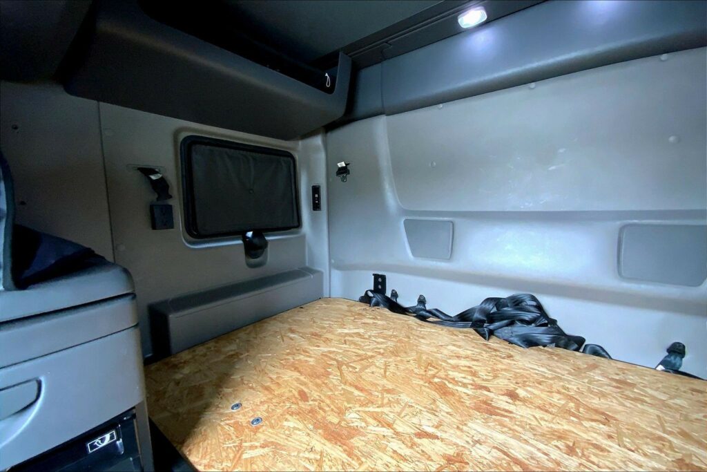 2022 CUM LT625 6×4 Sleeper