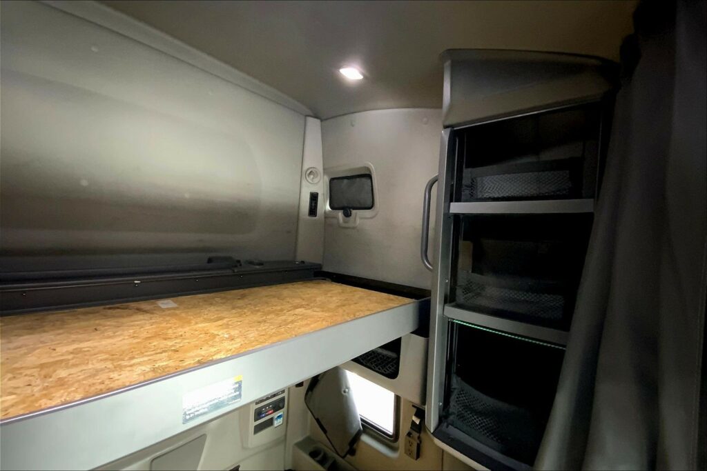 2022 CUM LT625 6×4 Sleeper