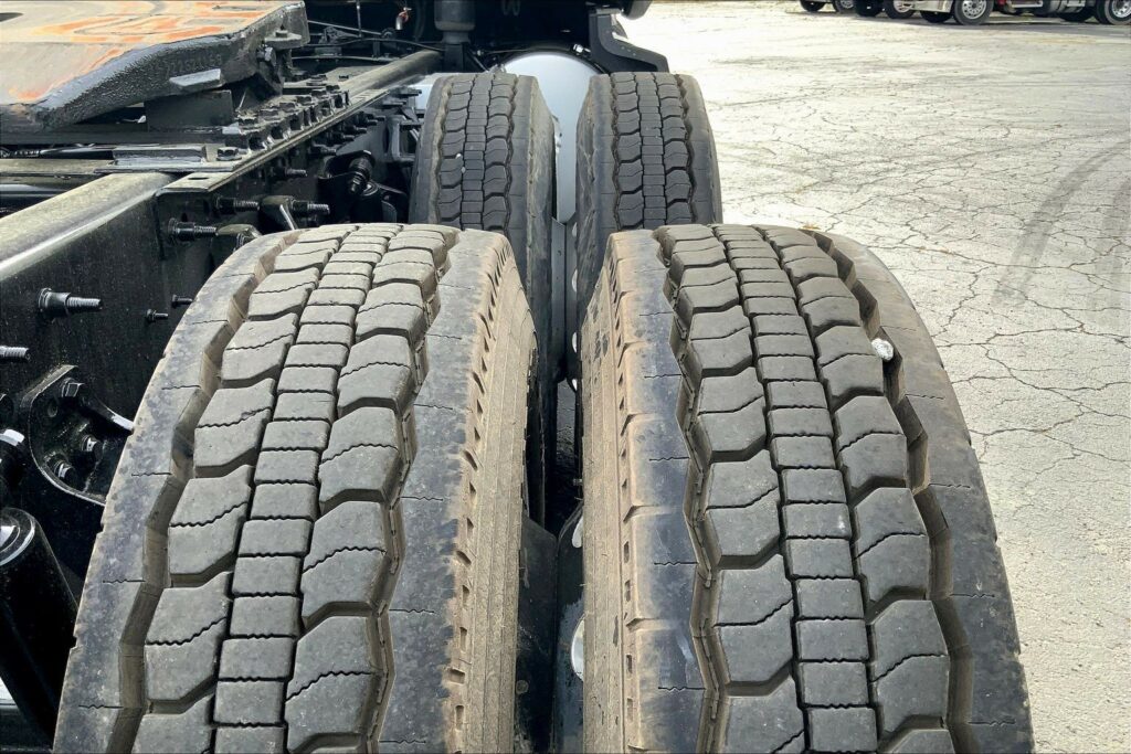 2022 CUM LT625 6×4 Sleeper